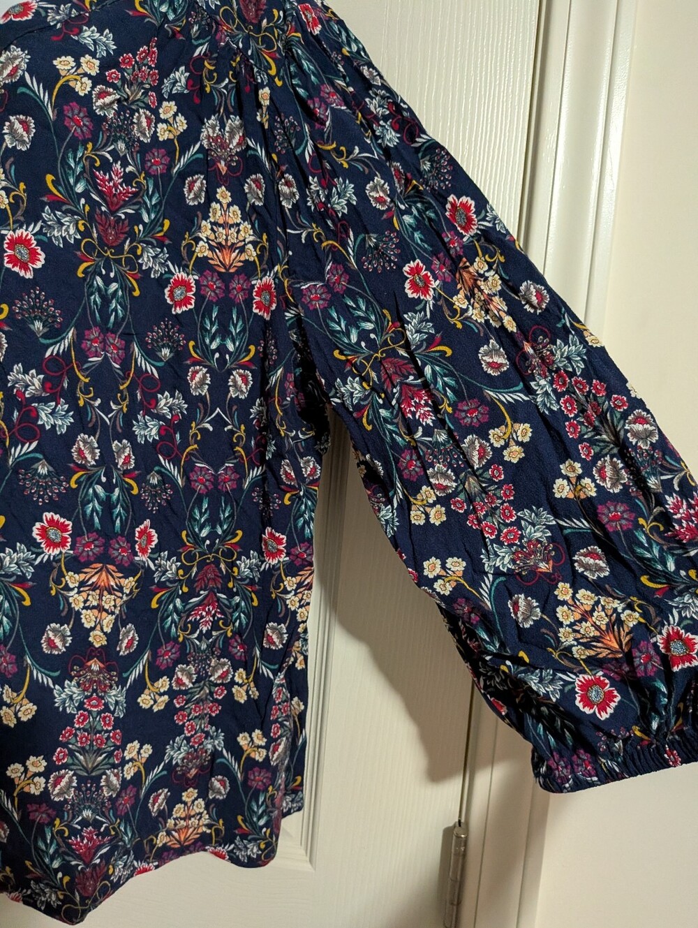 Women's 2X St. John's Bay Dark Floral Blouse - Picture 4 of 6